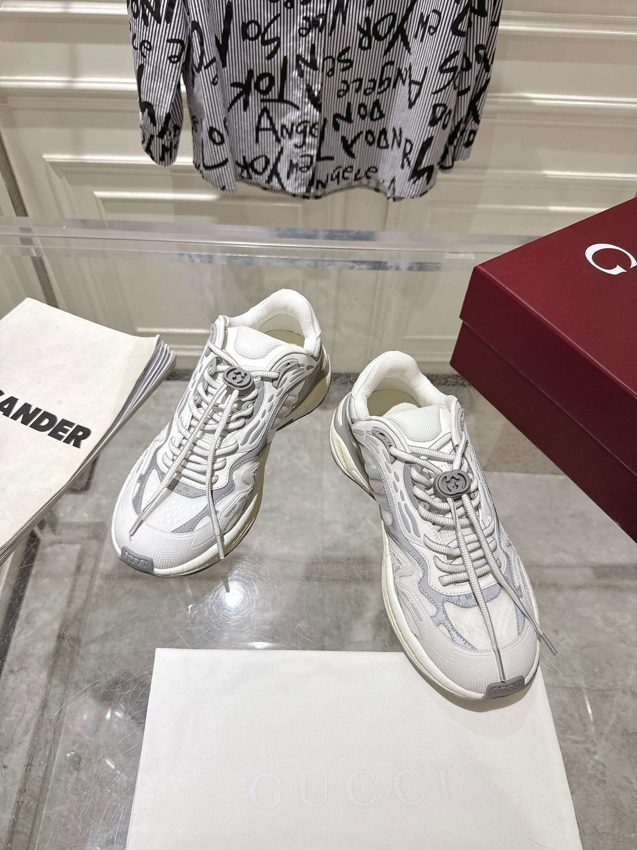 👟👟Ex-factory price 980👟👟Upgraded version with airplane case Gucci Gucci 25ss hot new style couple style retro sports shoes dad shoes This Gucci 2.0 reinterprets the brand's iconic striped webbing elements. This new interpretation of iconic details uses EVA thick soles with a smart silhouette, bringing a stable and comfortable wearing experience. Delivered in exquisite packaging. Fabric: Made of original imported cowhide/technical fabric. Inner foot pad: Breathable mesh. Heel height: 4cm. Sole: Original customized ultra-light foam rubber outsole. Size: 35-45 (women's size 40, men's size 45, custom-made, non-returnable)